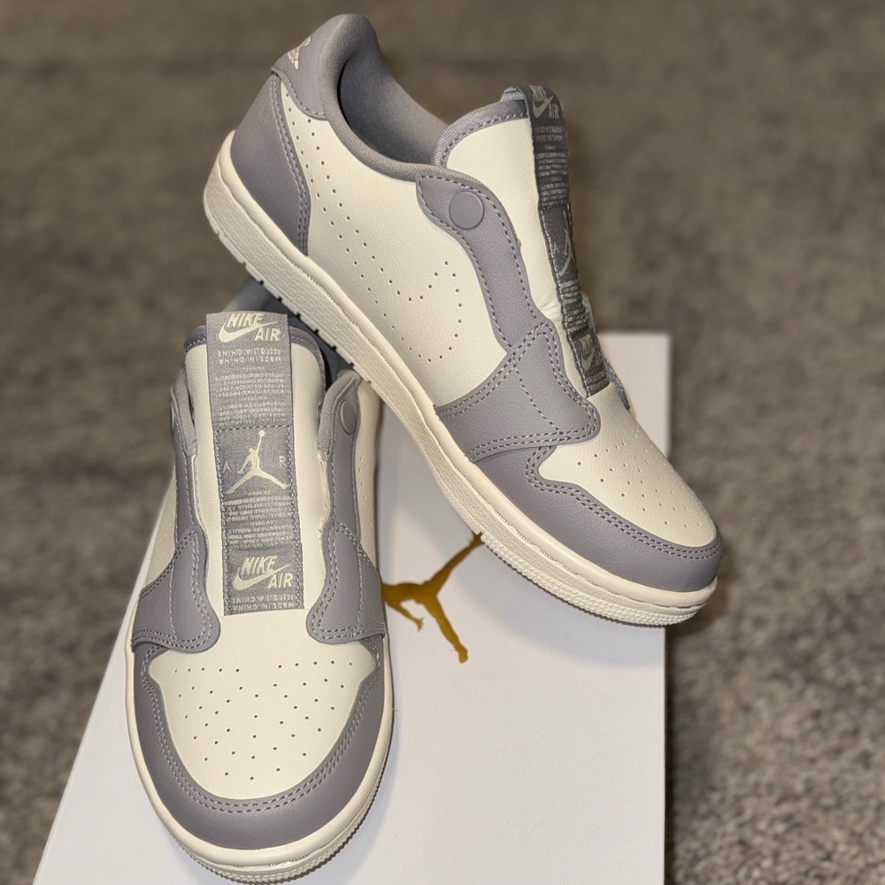Nike White and Gray Sneakers Classic Low-Top Design retro